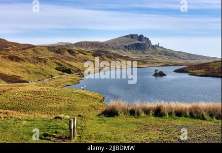 Vue sur l'ancien homme de Storr à Skye, en Écosse, le jour Banque D'Images