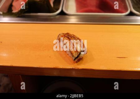 Gros plan barbecue Unagi (Eel) sushi sur une table en bois Banque D'Images