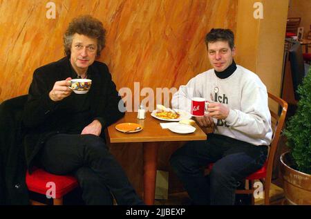 Der deutsche Sänger, Musiker Wolfgang Niedecken ( BAP ) für seine neue CD unterwegs mit Kult Fotograf ZIK (rechts). Banque D'Images