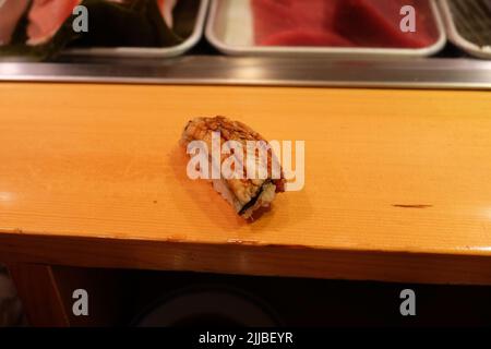 Gros plan barbecue Unagi (Eel) sushi sur une table en bois Banque D'Images