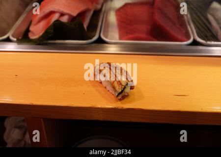 Gros plan barbecue Unagi (Eel) sushi sur une table en bois Banque D'Images