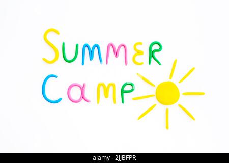Camp d'été en argile de couleur avec soleil. Arrière-plan du camping Banque D'Images
