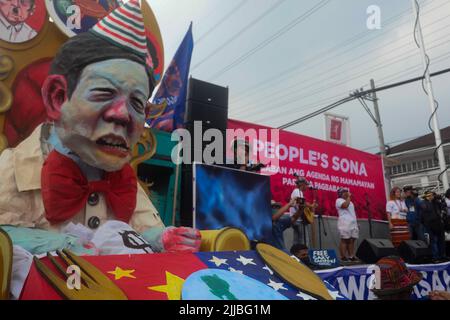 Quezon City, RCN, Philippines. 25th juillet 2022. Les travailleurs, les spécialistes de la santé, les éducateurs, les défenseurs de la liberté et les anti-Marcos marchent sur le premier discours de l'État de la nation du président Ferdinand 'Bong Bong'mcos Jr. Les gens exigent un plan et une stratégie clairs de la part du président Bong Bong Marcos sur ce qu'il faut faire de la crise que le pays est confronté. La hausse du prix du pétrole, les aides financières, la pandémie, la chute économique et l'augmentation de la dette sont quelques crises que le président n'a pas de plan clair pour le pays. (Image de crédit : © George BUID/ZUMA Press Wire) Banque D'Images