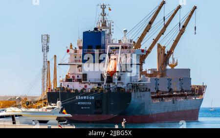 Le porteur en vrac Adamoon est chargé au port de Garrucha avec Gypsum pour exportation dans le monde entier. Province d'Almeria, Andalousie, Espagne Banque D'Images