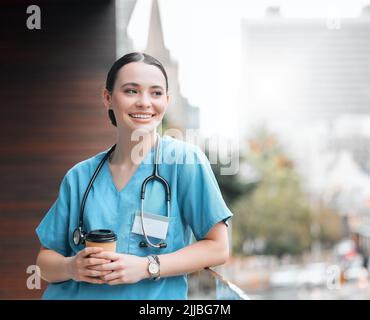 Chaque médecin a besoin de sa dose quotidienne de caféine. Une jeune femme médecin ayant un café au travail. Banque D'Images