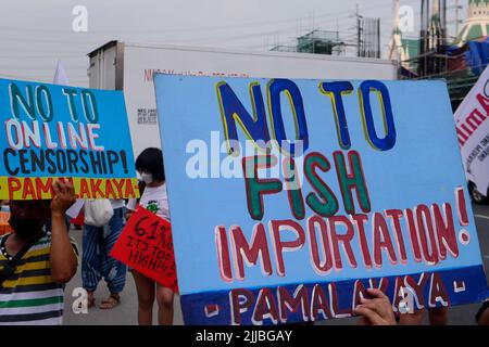 Quezon City, RCN, Philippines. 25th juillet 2022. Les travailleurs, les spécialistes de la santé, les éducateurs, les défenseurs de la liberté et les anti-Marcos marchent sur le premier discours de l'État de la nation du président Ferdinand 'Bong Bong'mcos Jr. Les gens exigent un plan et une stratégie clairs de la part du président Bong Bong Marcos sur ce qu'il faut faire de la crise que le pays est confronté. La hausse du prix du pétrole, les aides financières, la pandémie, la chute économique et l'augmentation de la dette sont quelques crises que le président n'a pas de plan clair pour le pays. (Image de crédit : © George BUID/ZUMA Press Wire) Banque D'Images