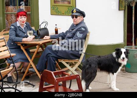 Le festival de Lincoln des années 1940 s'est tenu dans le quartier de la ville de Hailgate, dans le haut de la colline, près du château et de la cathédrale. Deux personnes vêtues d'uniformes de la RAF font une pause pendant le festival des années Forties à Bailgate, Lincoln. Banque D'Images