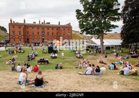 Le festival de Lincoln des années 1940 s'est tenu dans le quartier de la ville de Hailgate, dans le haut de la colline, près du château et de la cathédrale. Les gens se détendent dans le parc du château de Lincoln pendant le festival des années 1940. Banque D'Images