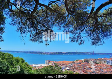 Vue sur le tage et le pont, Lisbonne, Portugal Banque D'Images