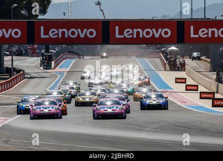 Le Castellet, France - 24, 2022, 06 juillet Harry King (GBR), BWT Lechner Racing et 07 Bastian Buus (Dan) BWT Lechner Racing, action, départ lors du tour 5th de la Porsche SuperCup 2022, de 22 juillet au 24, 2022 sur le circuit Paul Ricard, au Castellet, France - photo DPPI Banque D'Images