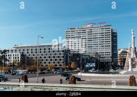 Madrid, Espagne - 12 décembre 2021 : vue panoramique sur la Plaza de Colon ou la place Colomb. Monument de Christophe Colomb Banque D'Images