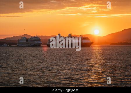 Coucher de soleil sur le nouveau port sur la vieille ville de Corfou sur l'île de Corfou, Iles Ioniennes, Grèce Banque D'Images