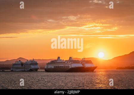 Coucher de soleil sur le nouveau port sur la vieille ville de Corfou sur l'île de Corfou, Iles Ioniennes, Grèce Banque D'Images