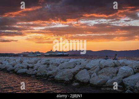 Coucher de soleil sur le nouveau port sur la vieille ville de Corfou sur l'île de Corfou, Iles Ioniennes, Grèce Banque D'Images