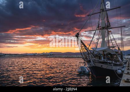 Coucher de soleil sur le nouveau port sur la vieille ville de Corfou sur l'île de Corfou, Iles Ioniennes, Grèce Banque D'Images