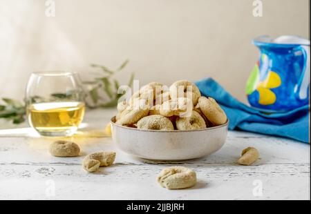 Biscuits italiens sucrés Tarali à base de vin blanc, de sucre, d'huile d'olive, d'œufs et de farine Banque D'Images