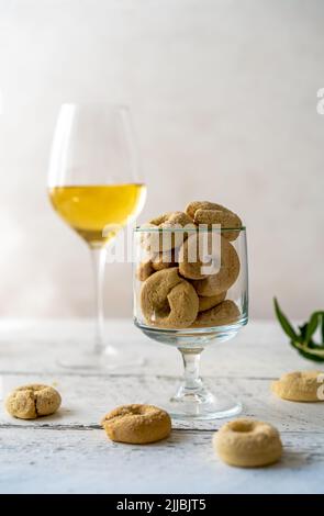 Biscuits italiens sucrés Tarali à base de vin blanc, de sucre, d'huile d'olive, d'œufs et de farine Banque D'Images