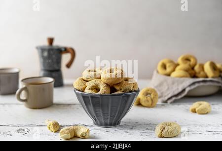 Biscuits italiens sucrés Tarali à base de vin blanc, de sucre, d'huile d'olive, d'œufs et de farine Banque D'Images