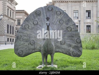 Bergame, Italie : paon de bronze du sculpteur Elia Ajolfi, Lombardie, Italie Banque D'Images