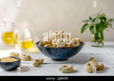 Biscuits italiens sucrés Tarali à base de vin blanc, de sucre, d'huile d'olive, d'œufs et de farine Banque D'Images