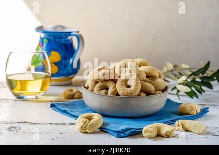 Biscuits italiens sucrés Tarali à base de vin blanc, de sucre, d'huile d'olive, d'œufs et de farine Banque D'Images
