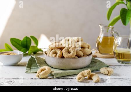 Biscuits italiens sucrés Tarali à base de vin blanc, de sucre, d'huile d'olive, d'œufs et de farine Banque D'Images