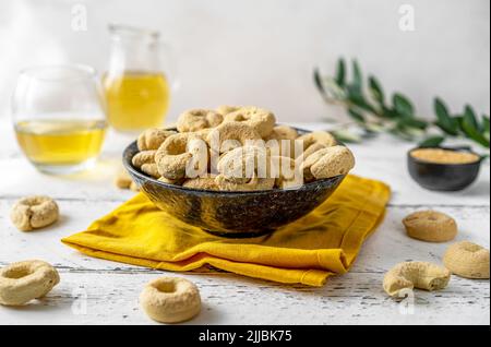Biscuits italiens sucrés Tarali à base de vin blanc, de sucre, d'huile d'olive, d'œufs et de farine Banque D'Images