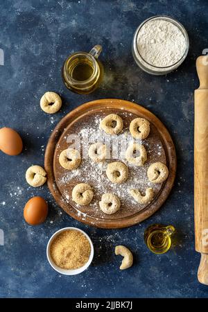Biscuits italiens sucrés Tarali ou Tarallini à base de vin blanc, de sucre, d'huile d'olive, d'œufs et de farine Banque D'Images