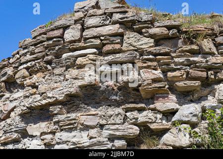 Vue détaillée de l'ancien four de chaux au-dessus de Greencliff Beach montrant l'érosion avec le ciel bleu, vue du sentier du Sud-Ouest n° 2: Greencliff, Banque D'Images