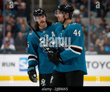 San Jose, États-Unis. 03rd décembre 2019. SAN JOSE, CALIFORNIE - DÉCEMBRE 3 : Erik Karlsson (65) des requins de San José s'entretient avec Marc-Edouard Vlasic (44) des requins de San José lors de leur match contre les capitales de Washington pendant la troisième période au SAP Center de San Jose, en Californie, le mardi 3 décembre 2019. (Photo de Nhat V. Meyer/Bay Area News Group/TNS/Sipa USA) crédit: SIPA USA/Alay Live News Banque D'Images