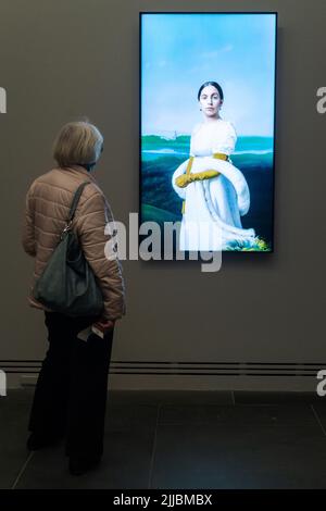 Adélaïde ; Australie 25 juillet 2022. Robert Wilson portrait vidéo de LADY GAGA comme MADEMOISELLE CAROLINE RIVIÈRE .Robert Wilson: Les portraits en mouvement présente une anthologie de haute définition, gros échelle de portraits vidéo par le directeur du théâtre américain Robert Wilson (b. 1941 Waco. Texas) à la galerie d'art de l'Australie méridionale. L'exposition se déroule du 9 juillet au 3 octobre crédit. amer ghazzal/Alamy Live News Banque D'Images