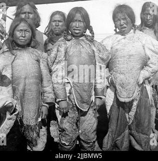 Un groupe de jeunes filles inuites, Cape York, Groenland, début 1900s Banque D'Images