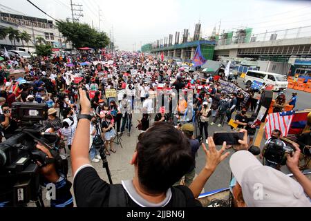 Philippines. 25th juillet 2022. Les chefs des militants prennent la parole sur leurs programmes SONA NG BAYAN après avoir marché le long de l'avenue Commonwealth depuis le campus de l'Université des Philippines (Diliman) pour organiser une marche de protestation près de Batasan Pambansa dans la ville de Quezon où le président du fils du dictateur Ferdinand 'Bong-Bomg Jr. Marcos livrera son premier État de la nation Adresse (SONA) à la Maison du Représentant'son 25 juillet 2022. (Photo de Gregorio B. Dantes Jr./Pacific Press) crédit: Pacific Press Media production Corp./Alay Live News Banque D'Images