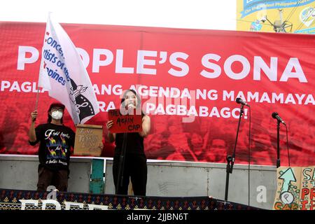 Philippines. 25th juillet 2022. Les chefs des militants prennent la parole sur leurs programmes SONA NG BAYAN après avoir marché le long de l'avenue Commonwealth depuis le campus de l'Université des Philippines (Diliman) pour organiser une marche de protestation près de Batasan Pambansa dans la ville de Quezon où le président du fils du dictateur Ferdinand 'Bong-Bomg Jr. Marcos livrera son premier État de la nation Adresse (SONA) à la Maison du Représentant'son 25 juillet 2022. (Photo de Gregorio B. Dantes Jr./Pacific Press) crédit: Pacific Press Media production Corp./Alay Live News Banque D'Images