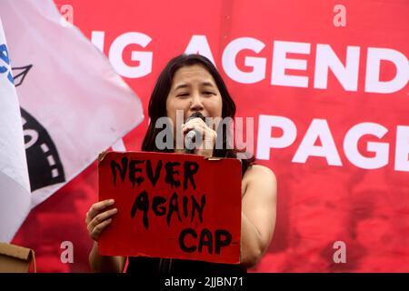 Philippines. 25th juillet 2022. Les chefs des militants prennent la parole sur leurs programmes SONA NG BAYAN après avoir marché le long de l'avenue Commonwealth depuis le campus de l'Université des Philippines (Diliman) pour organiser une marche de protestation près de Batasan Pambansa dans la ville de Quezon où le président du fils du dictateur Ferdinand 'Bong-Bomg Jr. Marcos livrera son premier État de la nation Adresse (SONA) à la Maison du Représentant'son 25 juillet 2022. (Photo de Gregorio B. Dantes Jr./Pacific Press) crédit: Pacific Press Media production Corp./Alay Live News Banque D'Images