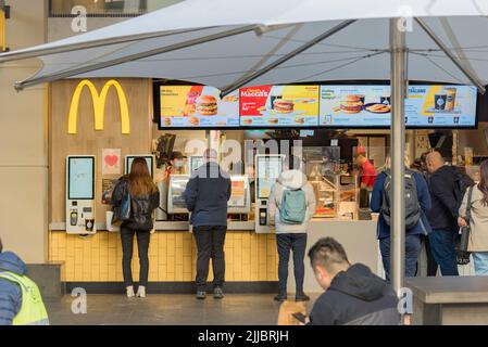 Les personnes qui utilisent des écrans pour commander de la nourriture et du café à emporter ou ne prennent que le magasin McDonald's de Sydney, en Nouvelle-Galles du Sud, en Australie Banque D'Images