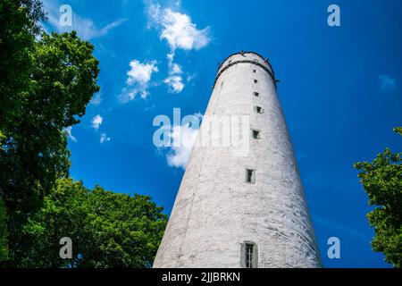 Allemagne, ancienne flèche bâtiment mehlsack dans le quartier historique de la ville de ravensburg, partie célèbre de l'horizon du beau village avec le soleil à summ Banque D'Images