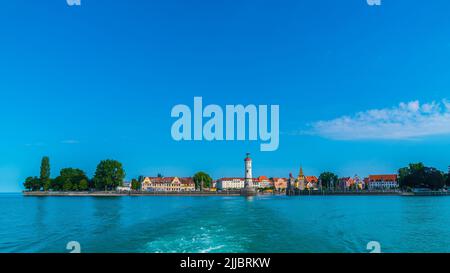 Allemagne, phare et lion de la ville de Lindau Island, magnifique vue panoramique sur le front de mer des maisons de la vieille ville et des gratte-ciel Banque D'Images