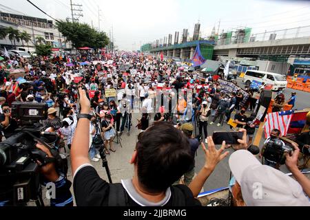 Philippines. 25th juillet 2022. Les chefs des militants prennent la parole sur leurs programmes SONA NG BAYAN après avoir marché le long de l'avenue Commonwealth depuis le campus de l'Université des Philippines (Diliman) pour organiser une marche de protestation près de Batasan Pambansa dans la ville de Quezon où le président du fils du dictateur Ferdinand ''Bong-Bomg Marcos Jr. Livrera son premier État de la nation Adresse (SONA) à la Maison du Représentant'son 25 juillet 2022. (Credit image: © Gregorio B. Dantes Jr/Pacific Press via ZUMA Press Wire) Banque D'Images