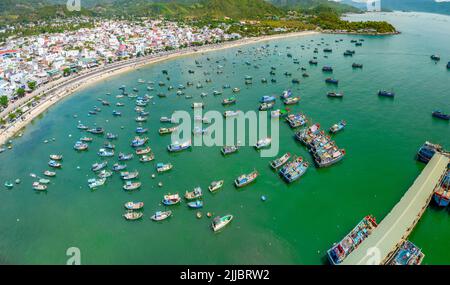 Vinh Luong village de pêcheurs, Nha Trang, Vietnam vu d'en haut avec des centaines de bateaux ancrés pour éviter les tempêtes, la circulation et les zones densément peuplées Banque D'Images