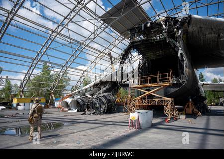 Hostomel, Ukraine. 25th juillet 2022. Les restes brûlés d'un Antonov an-225 se trouvent sur un aérodrome. Credit: Christophe bateau/dpa/Alay Live News Banque D'Images