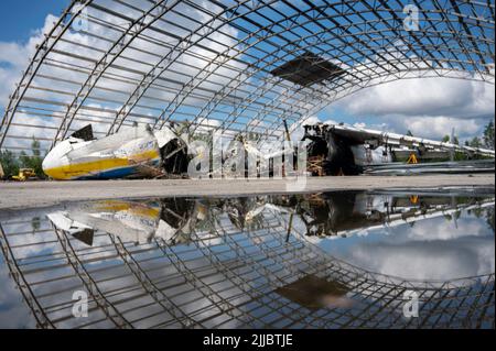 Hostomel, Ukraine. 25th juillet 2022. Les restes détruits d'un Antonov an-225 se trouvent sur un aérodrome. Credit: Christophe bateau/dpa/Alay Live News Banque D'Images