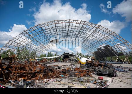 Hostomel, Ukraine. 25th juillet 2022. Les restes détruits d'un Antonov an-225 se trouvent sur un aérodrome. Credit: Christophe bateau/dpa/Alay Live News Banque D'Images