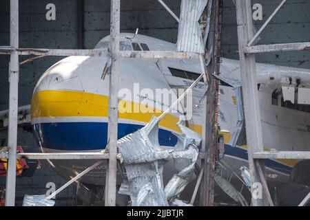 Hostomel, Ukraine. 25th juillet 2022. Les restes détruits d'un Antonov an-225 se trouvent sur un aérodrome. Credit: Christophe bateau/dpa/Alay Live News Banque D'Images