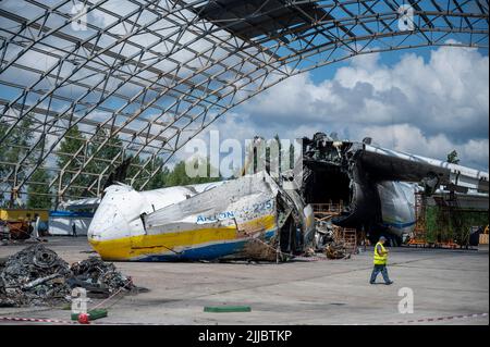 Hostomel, Ukraine. 25th juillet 2022. Les restes détruits d'un Antonov an-225 se trouvent sur un aérodrome. Credit: Christophe bateau/dpa/Alay Live News Banque D'Images