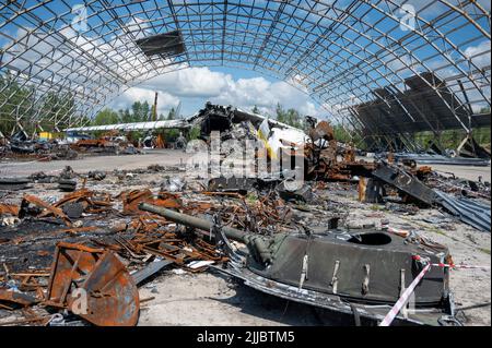 Hostomel, Ukraine. 25th juillet 2022. Les restes détruits d'un Antonov an-225 se trouvent sur un aérodrome. Credit: Christophe bateau/dpa/Alay Live News Banque D'Images