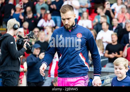 Aalborg, Danemark. 24th juillet 2022. Le gardien de but Josip Posavec d'AAB entre sur le terrain pour le match Superliga 3F entre Aalborg Boldklub et le FC Copenhague au parc Aalborg Portland à Aalborg. (Crédit photo : Gonzales photo/Alamy Live News Banque D'Images