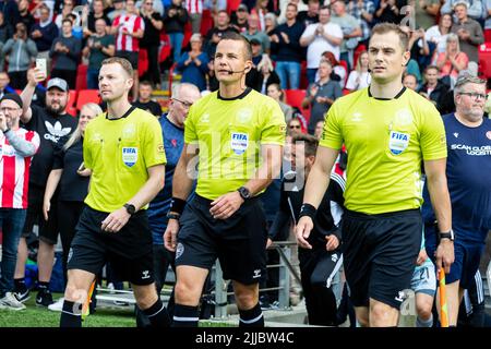 Aalborg, Danemark. 24th juillet 2022. L'arbitre Morten Krogh entre sur le terrain pour le match Superliga 3F entre Aalborg Boldklub et le FC Copenhague au parc Aalborg Portland à Aalborg. (Crédit photo : Gonzales photo/Alamy Live News Banque D'Images