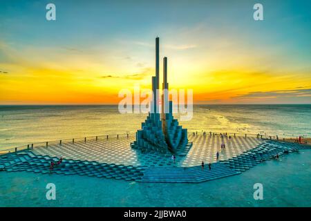 Aube au cap Nghinh Phong à Phu yen, Vietnam avec place, plage, parc. Nghinh Phong est Un nouveau symbole de Phu yen. Banque D'Images