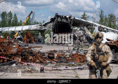 Hostomel, Ukraine. 25th juillet 2022. Les restes détruits d'un Antonov an-225 se trouvent sur un aérodrome. Credit: Christophe bateau/dpa/Alay Live News Banque D'Images